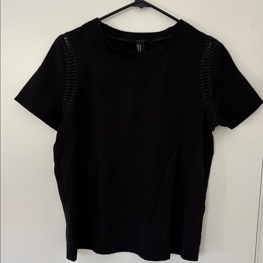 ⭐️ 4 for $20 - Bundle and save!!! ⭐️
Forever 21 Shoulder Cutout Black Tee